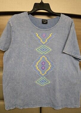 Sabaku Artwear Light Blue Short Sleeve Tee with Colorful Geometric Design